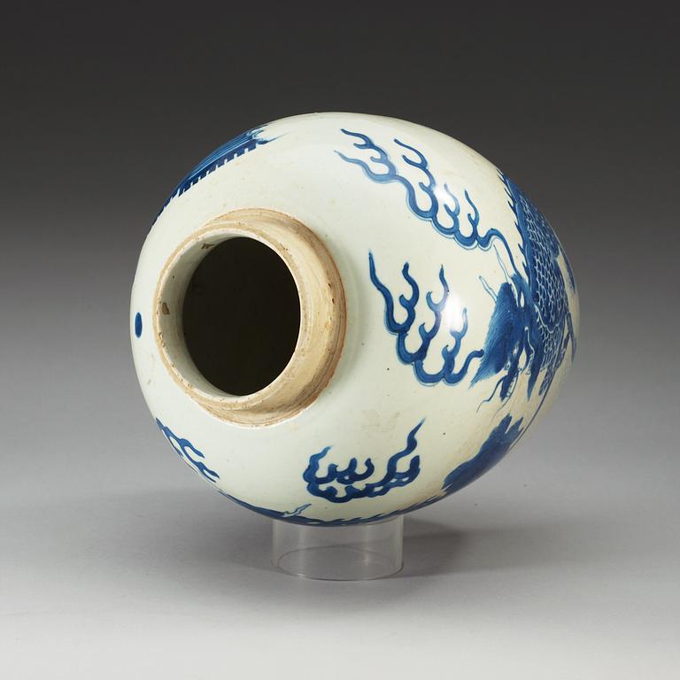 A blue and white Transitional jar, 17th Century.