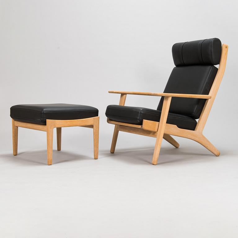 Hans J Wegner, fåtölj, modell GE-290 A och fotpall, Getama 2004.
