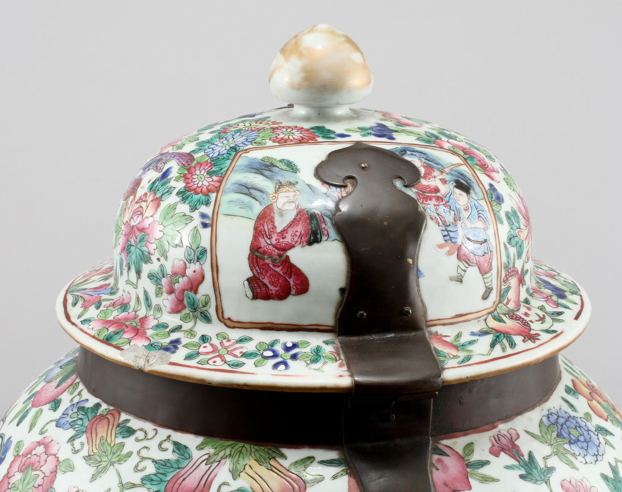 GOLVURNA, porslin, Kina, 1800-tal.