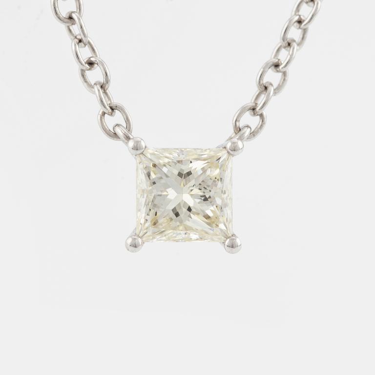 Pendant with chain, 18K gold with a princess cut diamond.