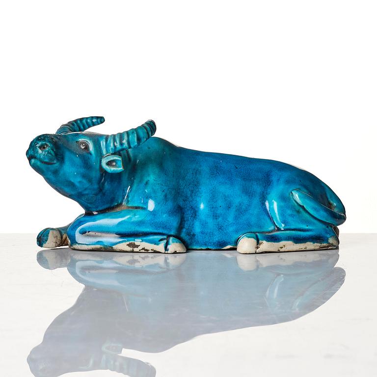 A turquoise glazed figure of a reclining water buffalo, Qing dynasty, 19th century.