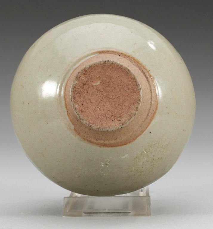 A Longquan celadon pot, 14/15th Century.