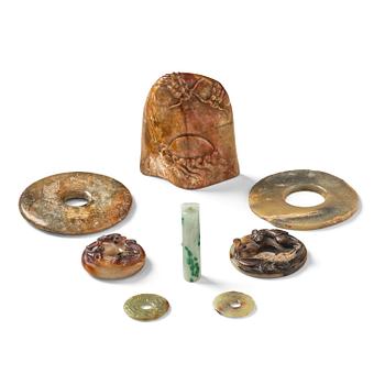 1231. A group of carved nephrite and jade ornaments, China, Qing dynasty and older. (8 pieces).