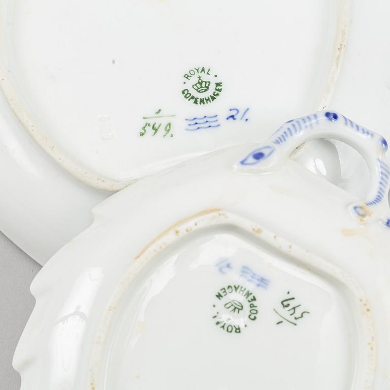 Royal Copenhagen, mat- samt kaffeservis, 85 delar, porslin. "Musselmalet", Danmark, 1900-tal.