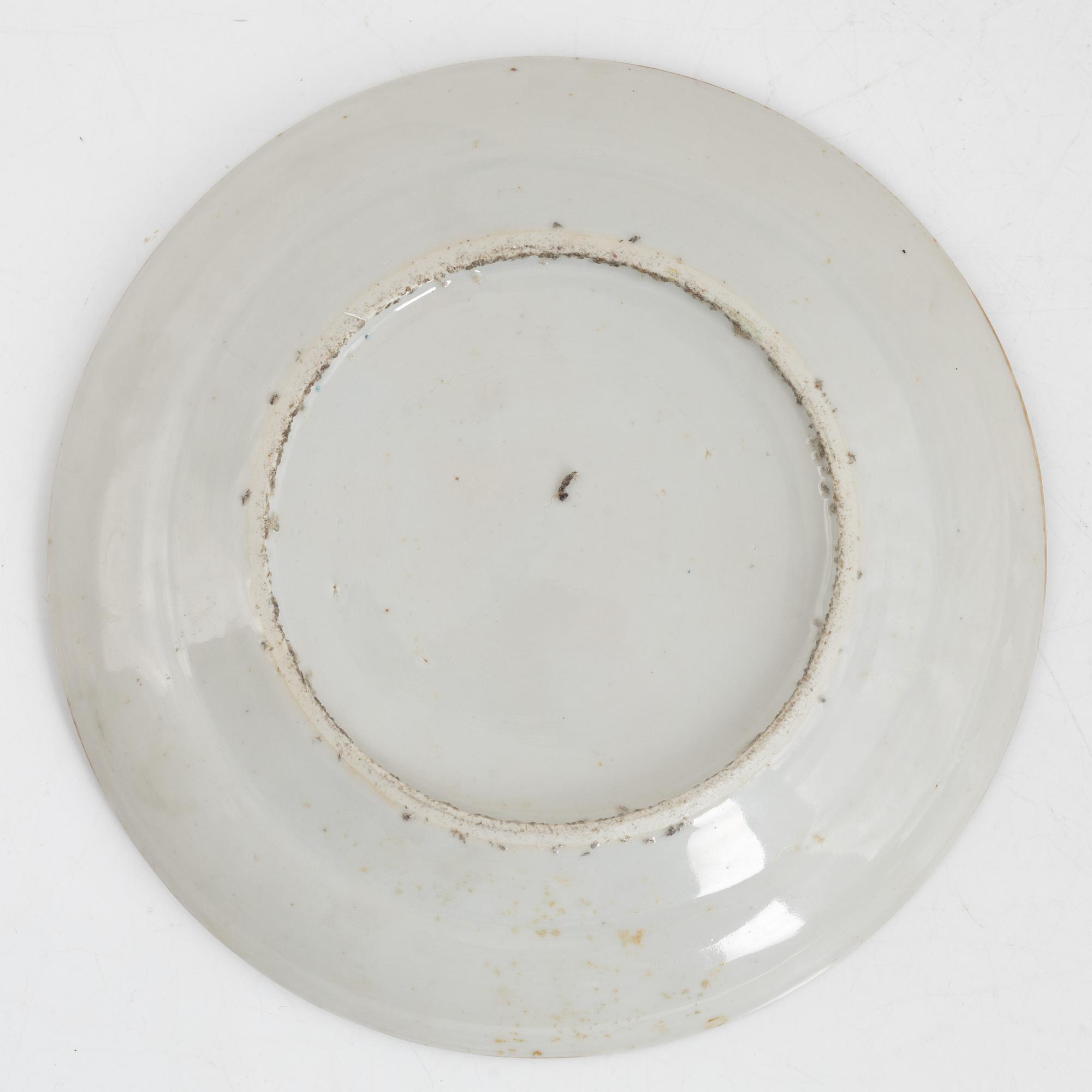 Koppar, fem stycken, samt fat, fyra stycken, porslin, Kina, Kanton, 1800-tal.