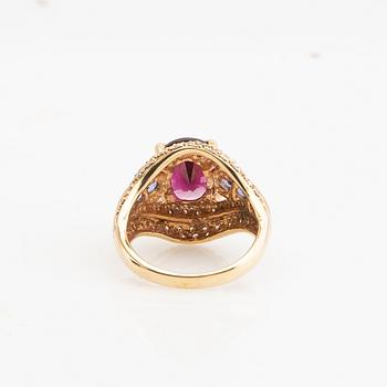 Ring, 18K gold with garnet, lavender-coloured iolites and brilliant-cut diamonds.