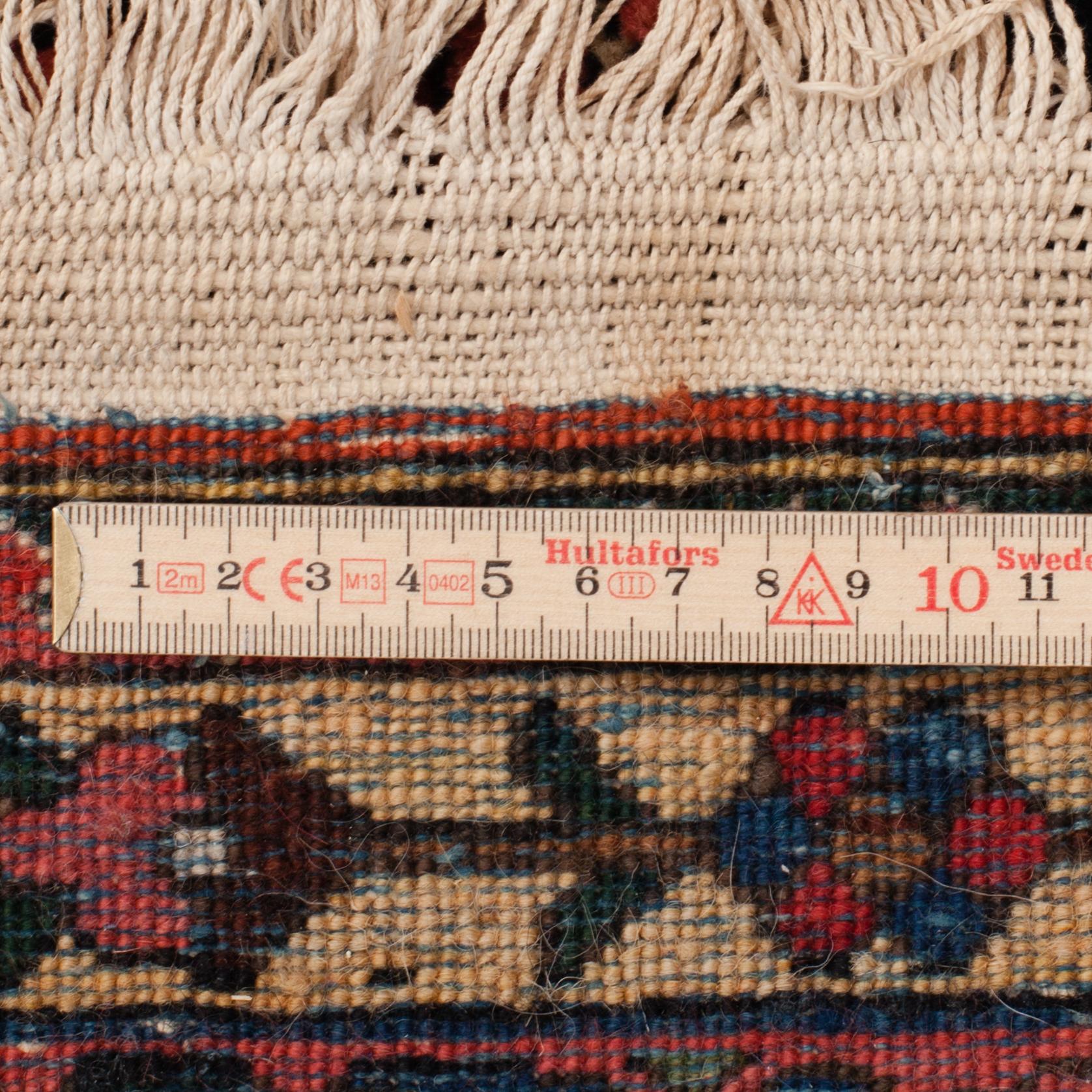 A carpet, semi-antique Bakhtiari, around 410 x 316 cm.
