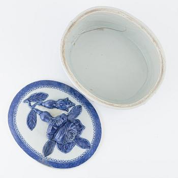 A blue and white oval tureen with cover and stand, Qing dynasty, circa 1800.