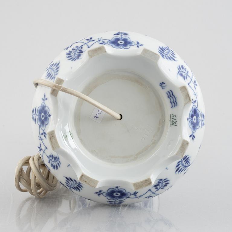 Bordslampa, porslin, Royal Copenhagen, "Musselmalet", modellnummer 1212, post 1923.