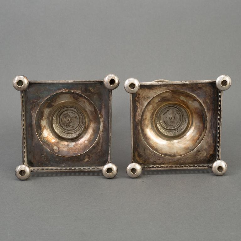 GULDSMEDSAKTIEBOLAGET (GAB), Ljusstakar, nysilver, Gustaviansk stil, 1900-talets första hälft.