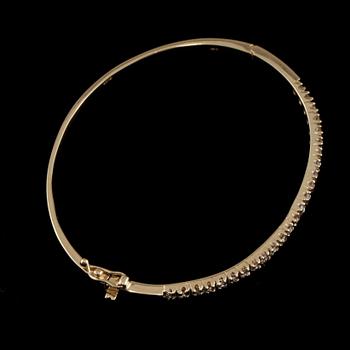 ARMRING, 14k guld med briljantslipade diamanter, ca 1.50 ct. Vikt 11 g.