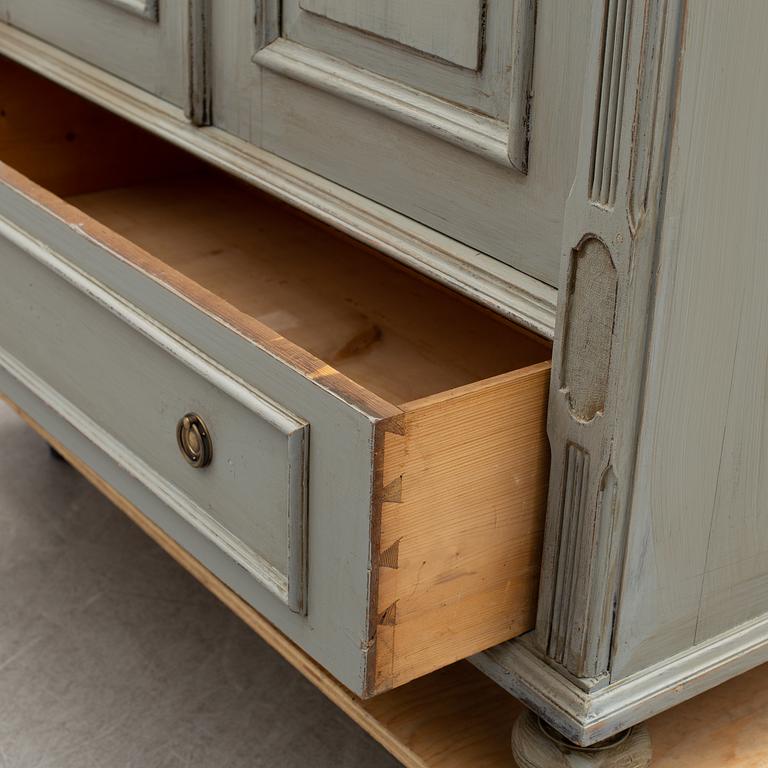 KLÄDSKÅP, omkring år 1900.