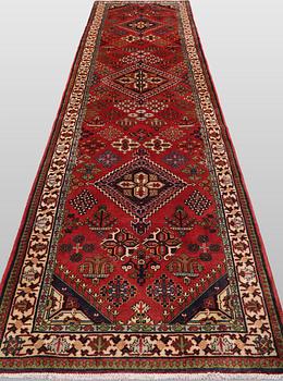 A Josaghan runner carpet, 423 x 100 cm.