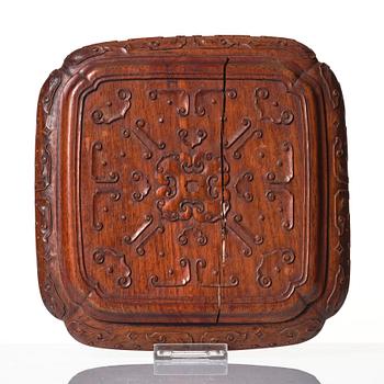 Ask med trälock och ställ. Mingdynastin, med Wanli märke och period (1573-1620).