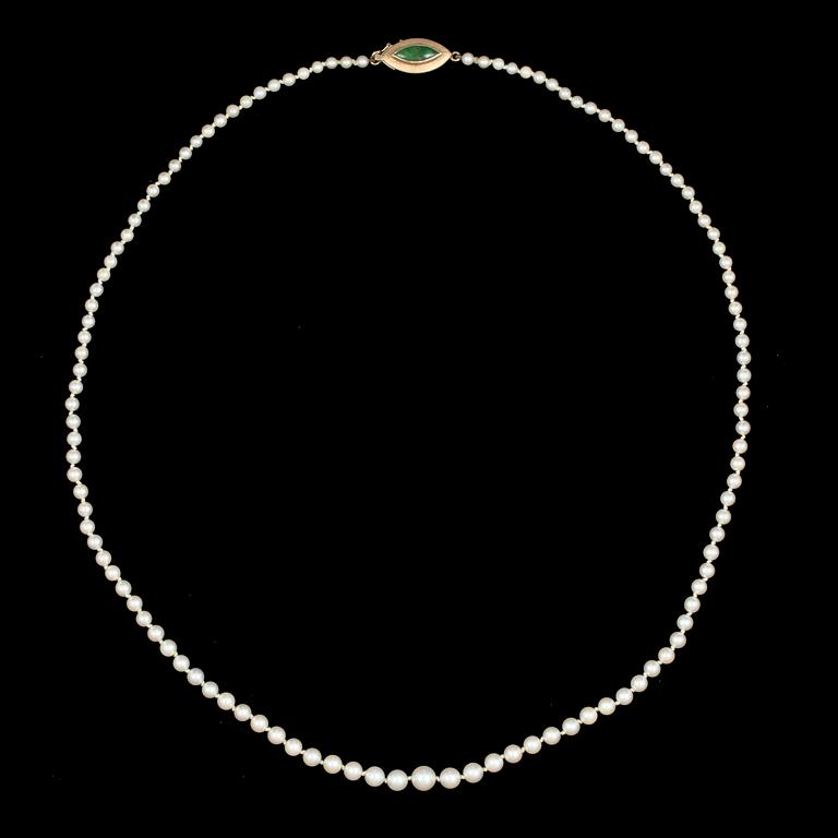 COLLIER, odlade saltvattenpärlor lås i 14k guld med grön sten. 1900-talets andra hälft.
