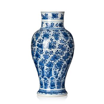 1321. A large blue and white vase, Qing dynasty, Kangxi (1662-1722).