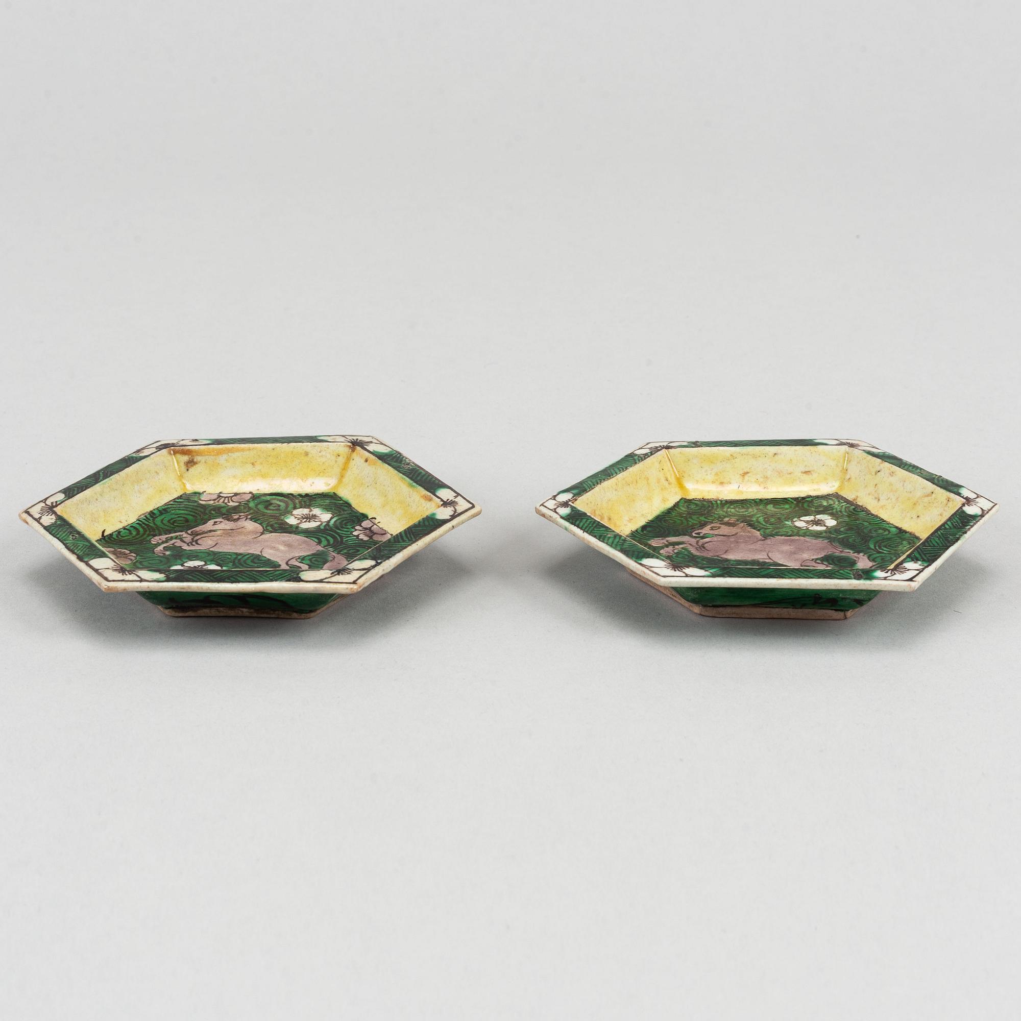A pair of Kangxi cabaret dishes.