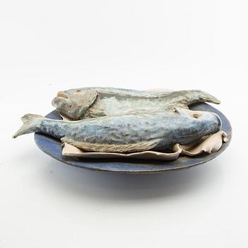 Gunnar Hansson, sculpture, two fish on a plate.