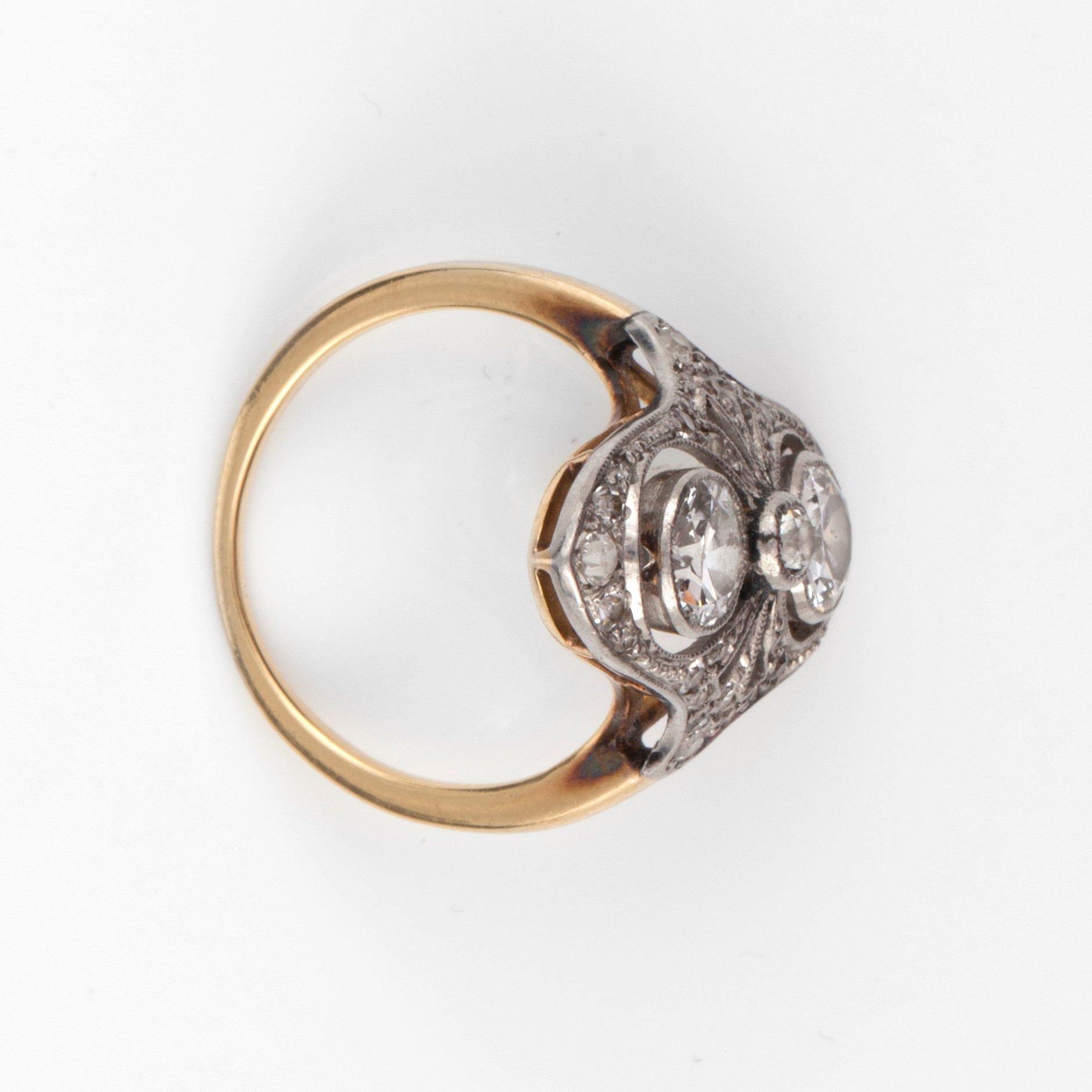 RING, 18k guld och platina, mille-griffes infattade gammalslipade diamanter totalt ca 1.15 ct. ca 1910. Vikt ca 4g.