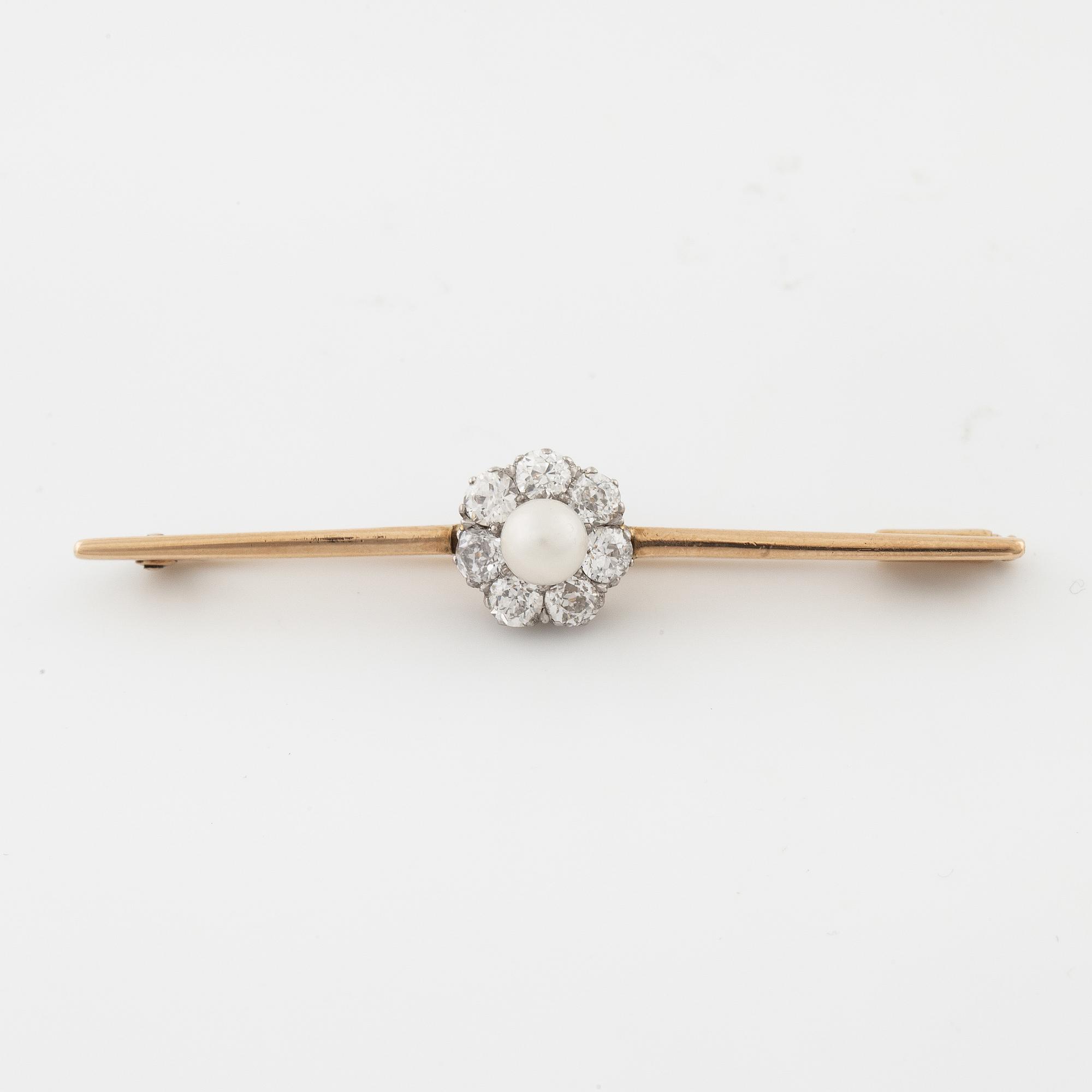BROOCH 18K gold w old-cut diamonds 1and cultured pearl, CG Hallberg Göteborg 1917.
