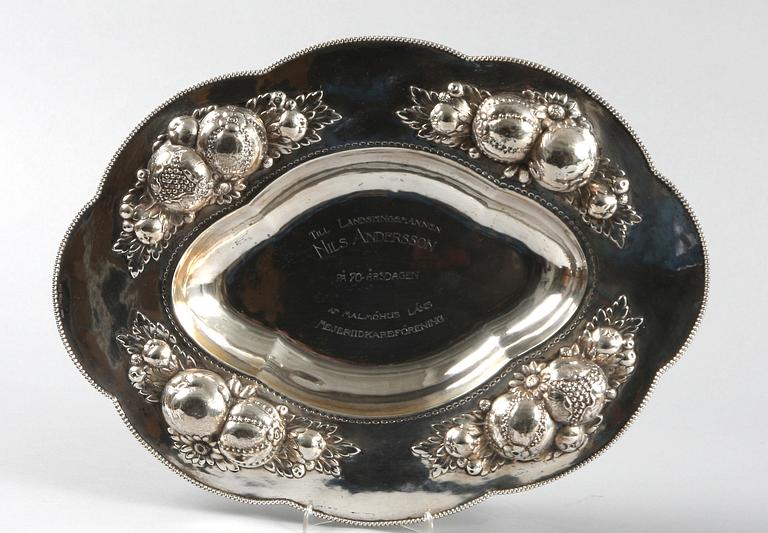 BRICKA, silver, 1920 och PRESENTERFAT, silver, barockstil, CG Hallberg, 1922. 640 + 580 g.