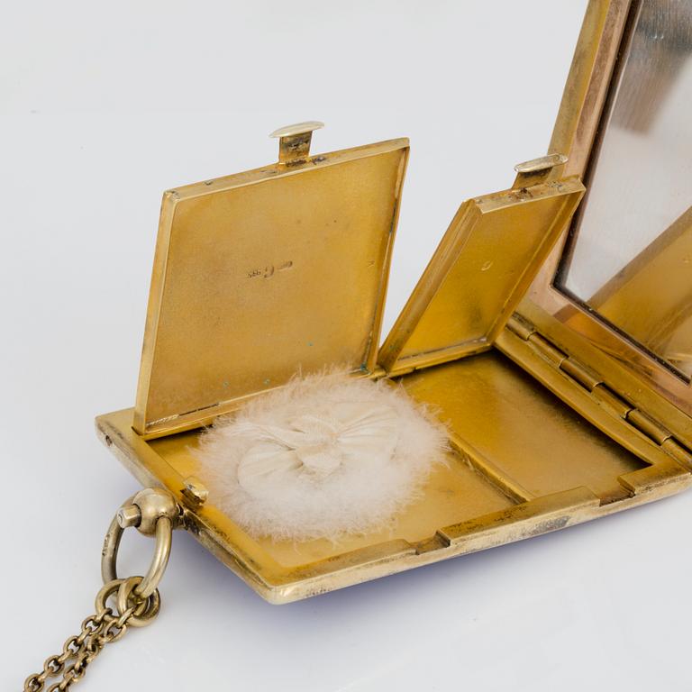 PUDERDOSA samt KEDJA, med blå guillocherad emalj, Sverige, troligen 1900-talets första hälft.