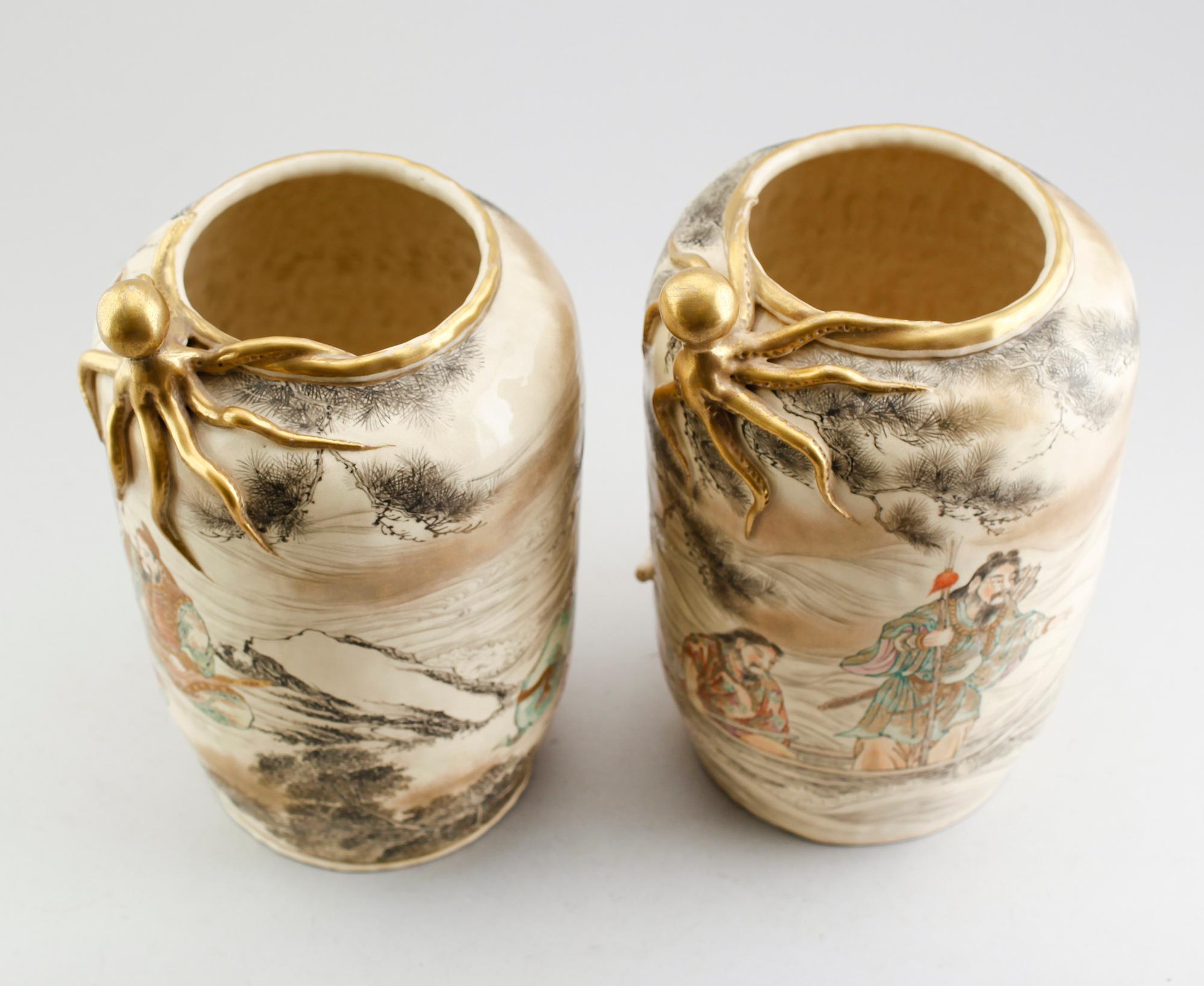 VASER, 1 par, porslin, Japan, Satsuma, 1900-talets första hälft.