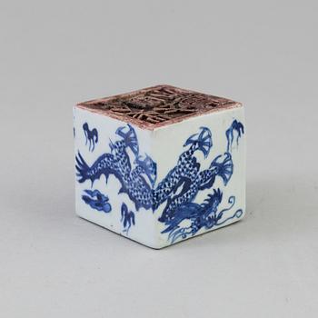 SIGILL, porslin. Kina, omkring 1900.
