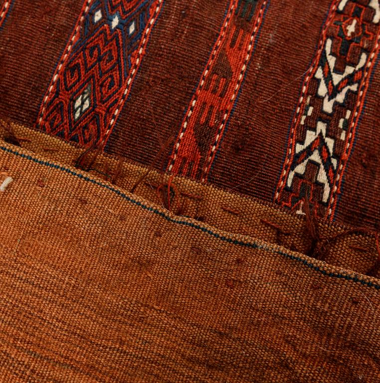 SADELVÄSKOR, ett par, sannolikt Turkmener, ca 78 x 128 resp 76 x 128 cm.