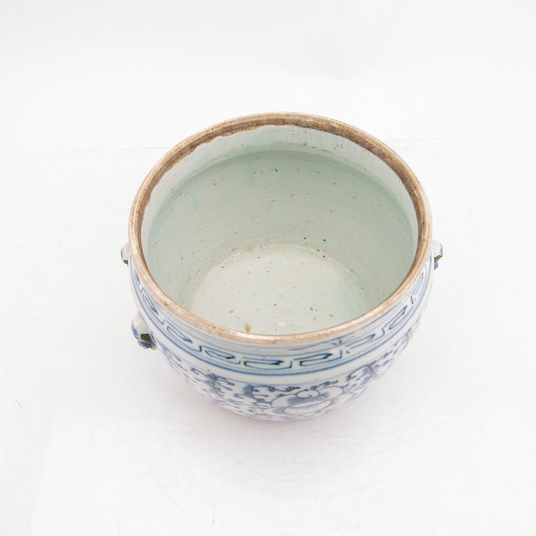 A Chinese porcelain bowl with lid 20th century.