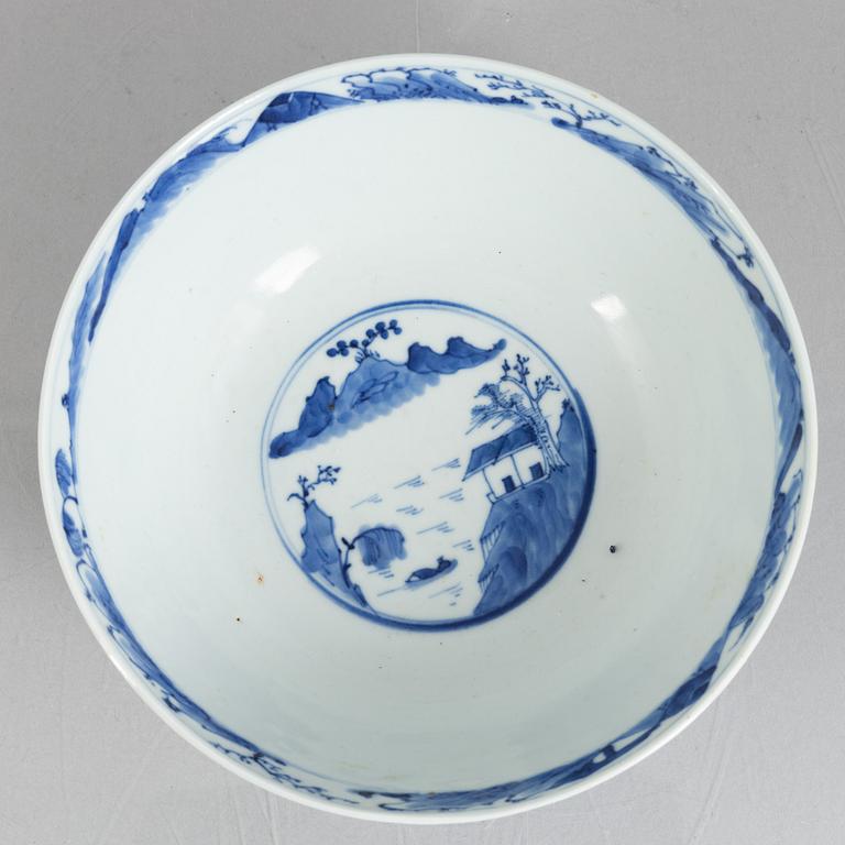 A blue and white porcelain bowl, China, Qing dynasty, 19th century.