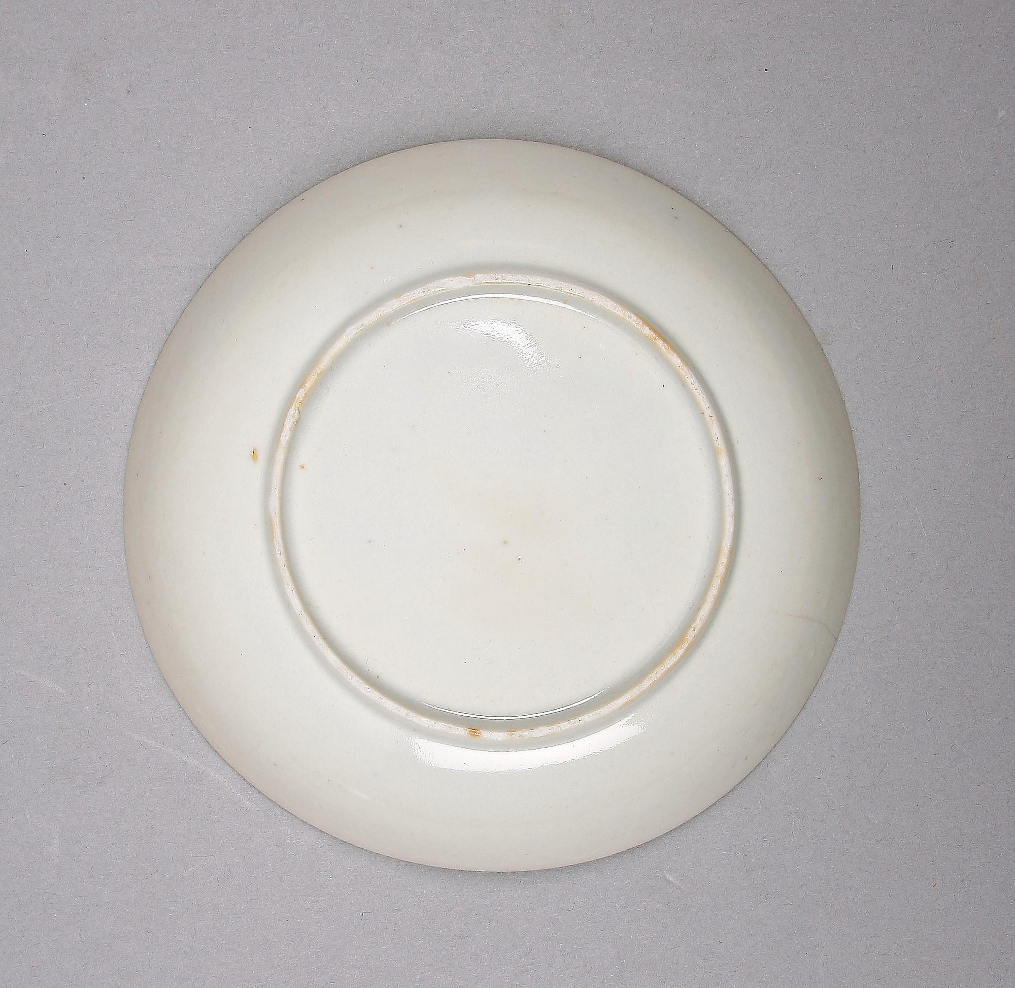 TEKOPPAR MED FAT, 4 st samt ASSIETTER, 2 st, porslin, Kina, 1700-1800-tal.