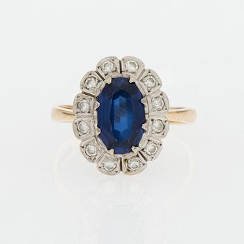 RING, 14K guld, briljantslipade diamanter, syntetisk safir. Pertti Aittila 1993.
