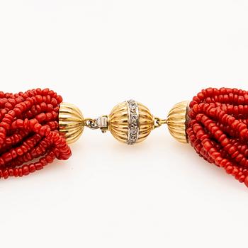Necklace, with coral and clasp in 18K gold.