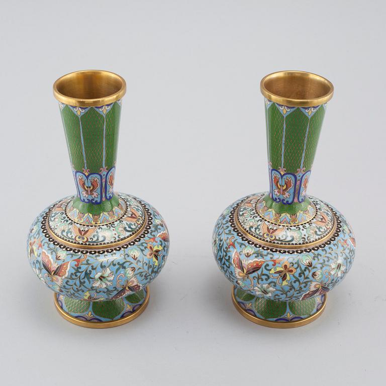 A pair of Chinese cloisonné vases from the first half of the 20th century.