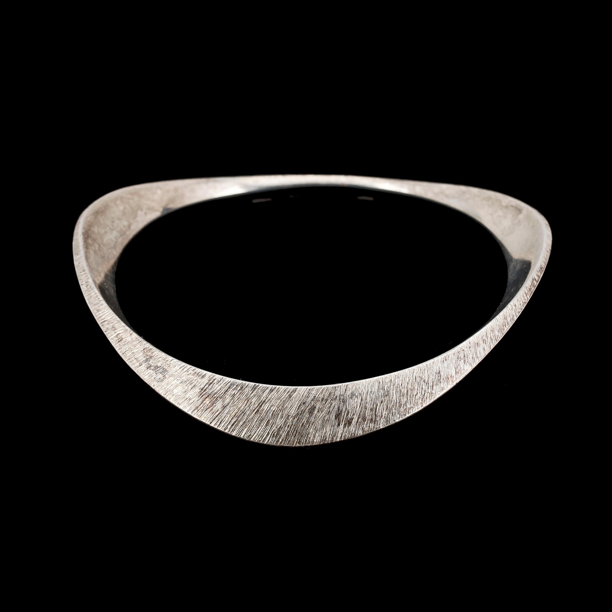 ARMRING samt RING, silver, Rey Urban, Stockholm, 1966 resp Björn Weckström, Lapponia, Finland, 1973. Tot ca 50 g.