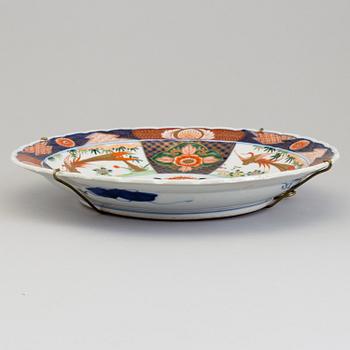 A Japananese imari porcelain dish, 20th century.