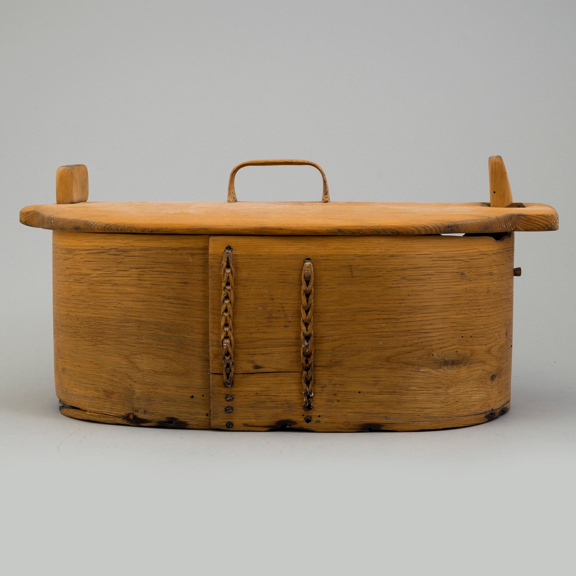 A 18/19th century wooden box and bowl.