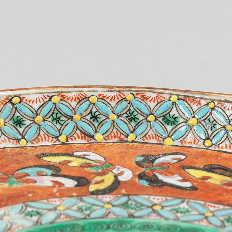 A famille rose tray, Qing dynasty, 19th Century.