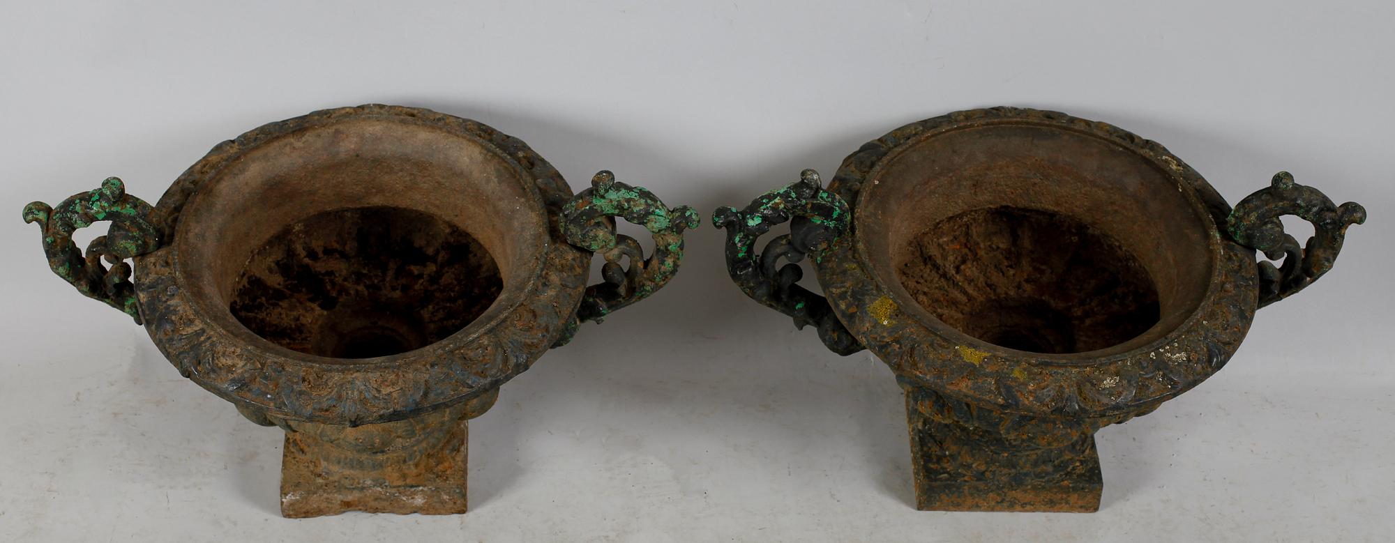 TRÄDGÅRDSURNOR, 1 par, gjutjärn, sekelskiftet 1900.