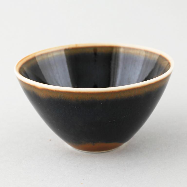 Six pieces of ceramic designed by Gunnar Nylund, Carl-Harry Stålhane and Arne Bang among others.