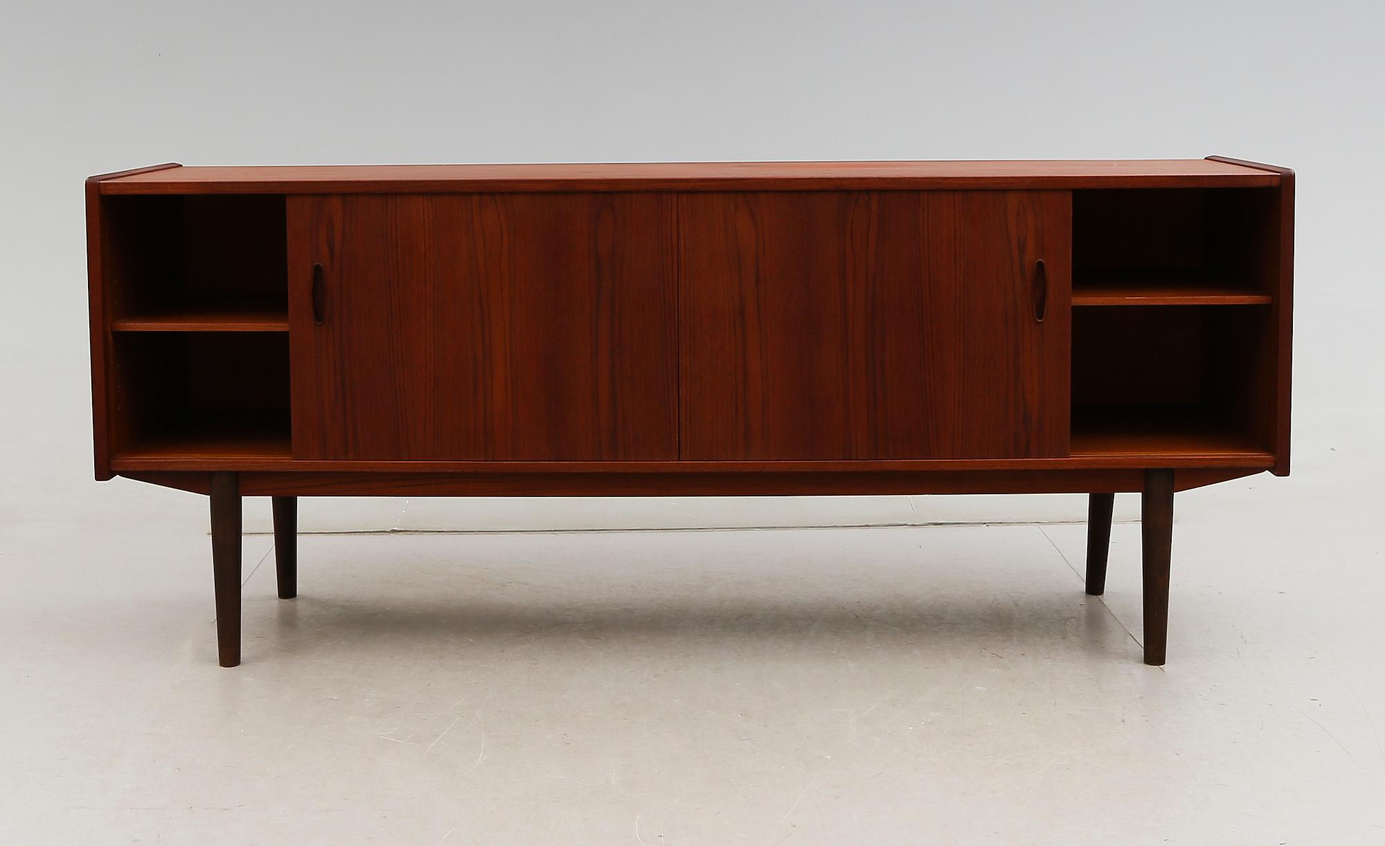 SIDEBOARD, "Trio", Nils Jonson, Troeds, Bjärnum, 1900-talets andra hälft.