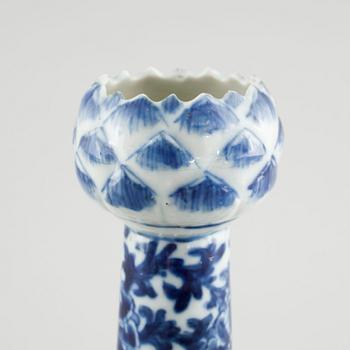 A blue and white chinese tulip vase, late Qing (1644-1912).