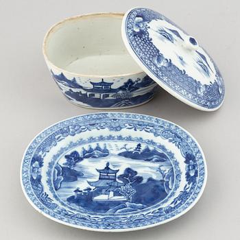 A blue and white bowl with cover and dish, Qing dynasty, Qianlong (1736-95).