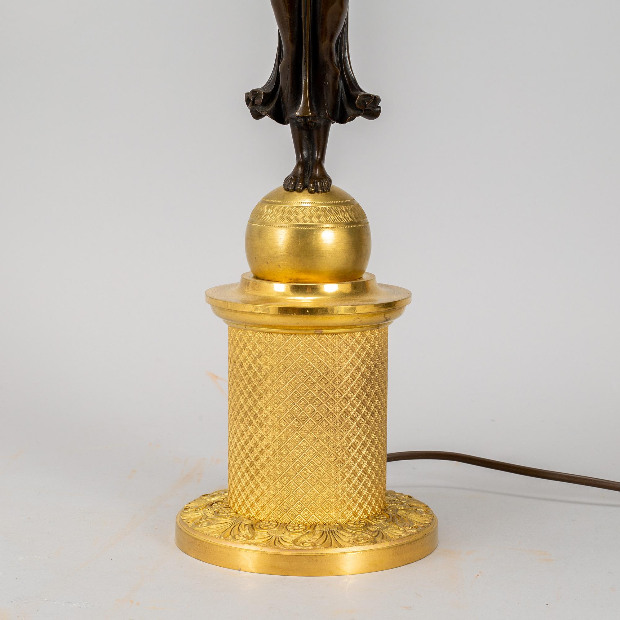 BORDSLAMPA, förgylld och patinerad brons, empirestil, 1800-talets andra hälft.