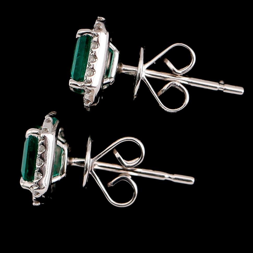 ÖRHÄNGEN, 1 par, 18 k vitguld, smaragder tot ca 1.10 ct, briljantslipade diamanter tot ca 0.20 ct.