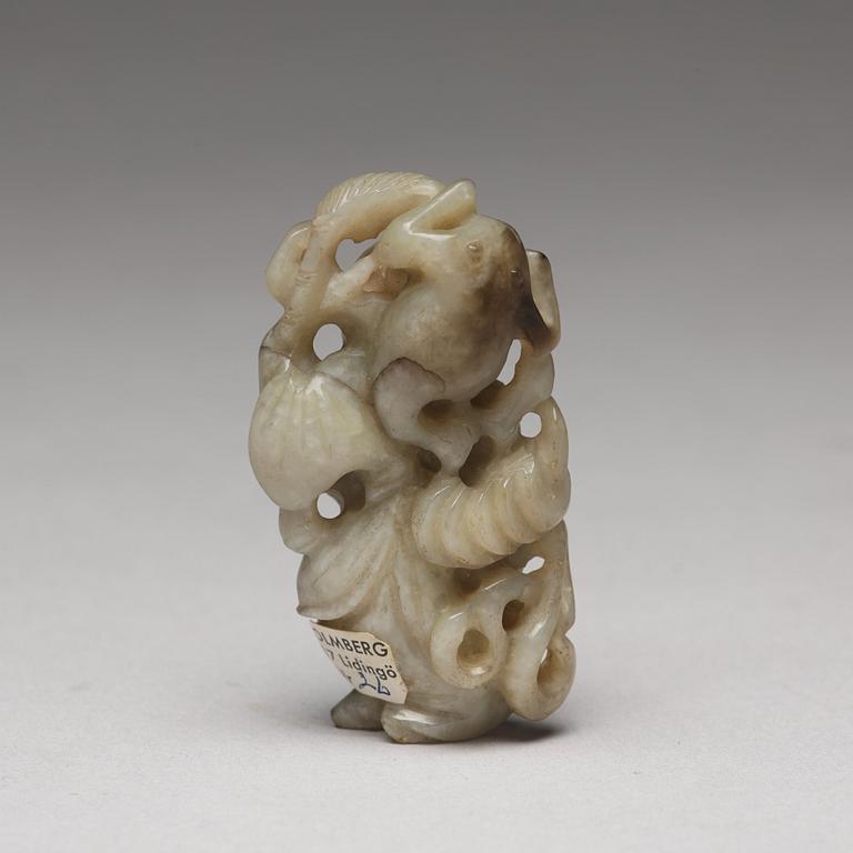 SKULPTURER, tre stycken, nefrit. Qingdynastin.