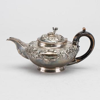 An English 19th century silver teapot mark of R Pearce & G Burrows London 1835, height 11 cm, weight in total 319 gr.