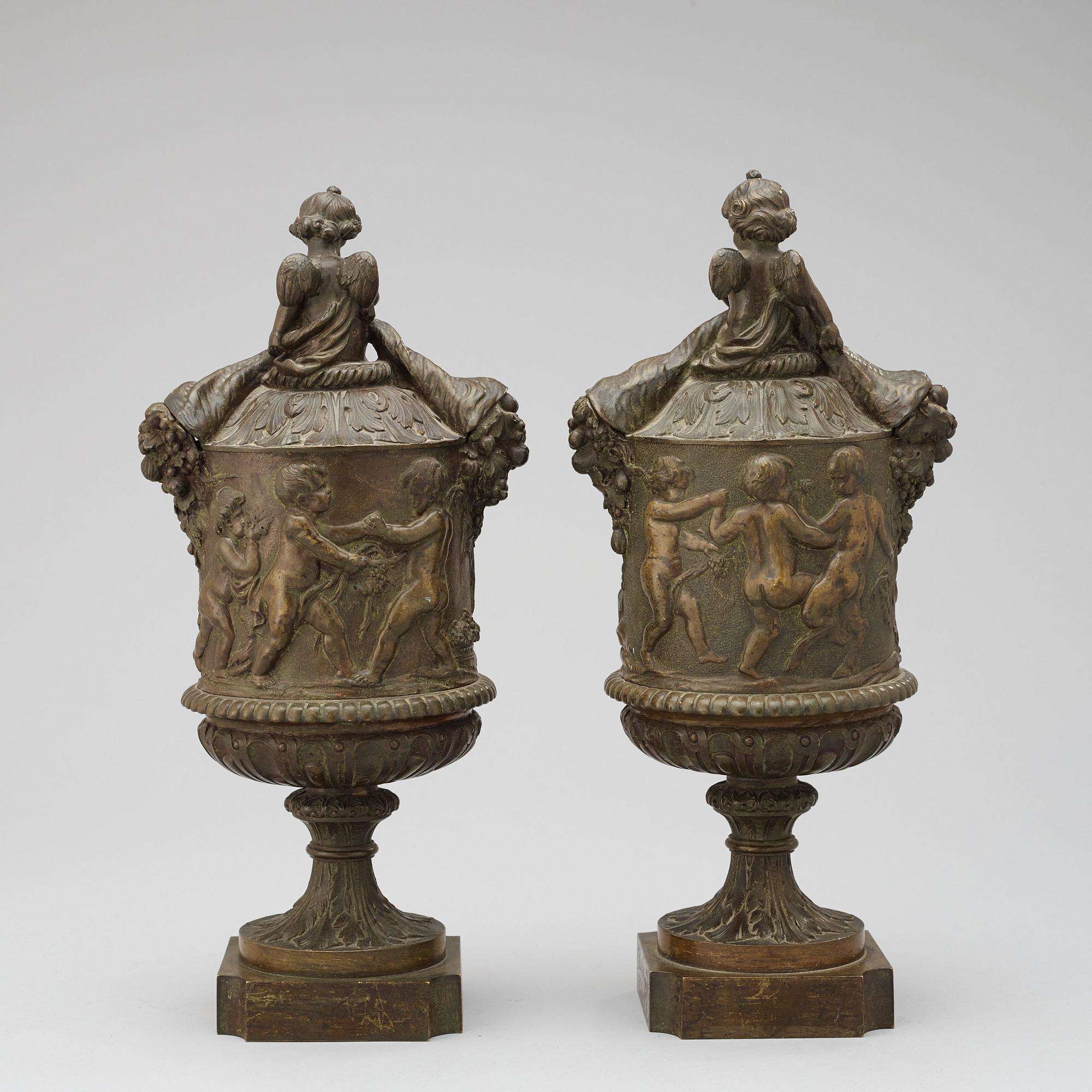 LOCKURNOR, ett par. Louis XVI-stil i Clodions art, 1800-tal.