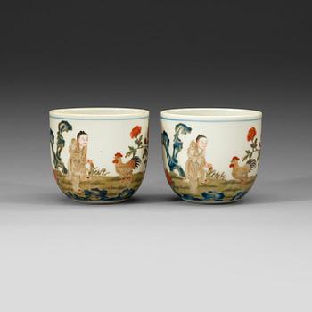 404. A pair of "chicken" cups, late Qingdynasty. Whit Qianlong seal mark.